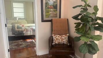 2 makuuhuonetta, työpöytä, Wi-Fi, vuodevaatteet