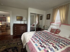 2 bedrooms, desk, WiFi, bed sheets