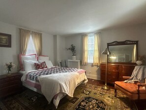 2 bedrooms, desk, WiFi, bed sheets