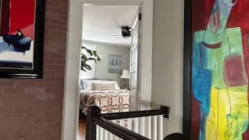 2 bedrooms, desk, WiFi, bed sheets