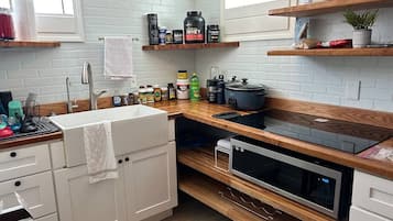 Frigorífico, microondas, placa de cocina y cafetera o tetera