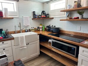 Geladeira, micro-ondas, cooktop, cafeteira/chaleira