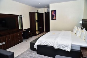Desk, laptop workspace, free WiFi - 3pple M Continental Hotel & Suites (Lekki)