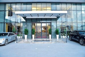 Front of property - 3pple M Continental Hotel & Suites (Lekki)