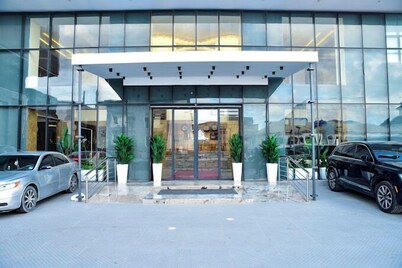 3pple M Continental Hotel & Suites