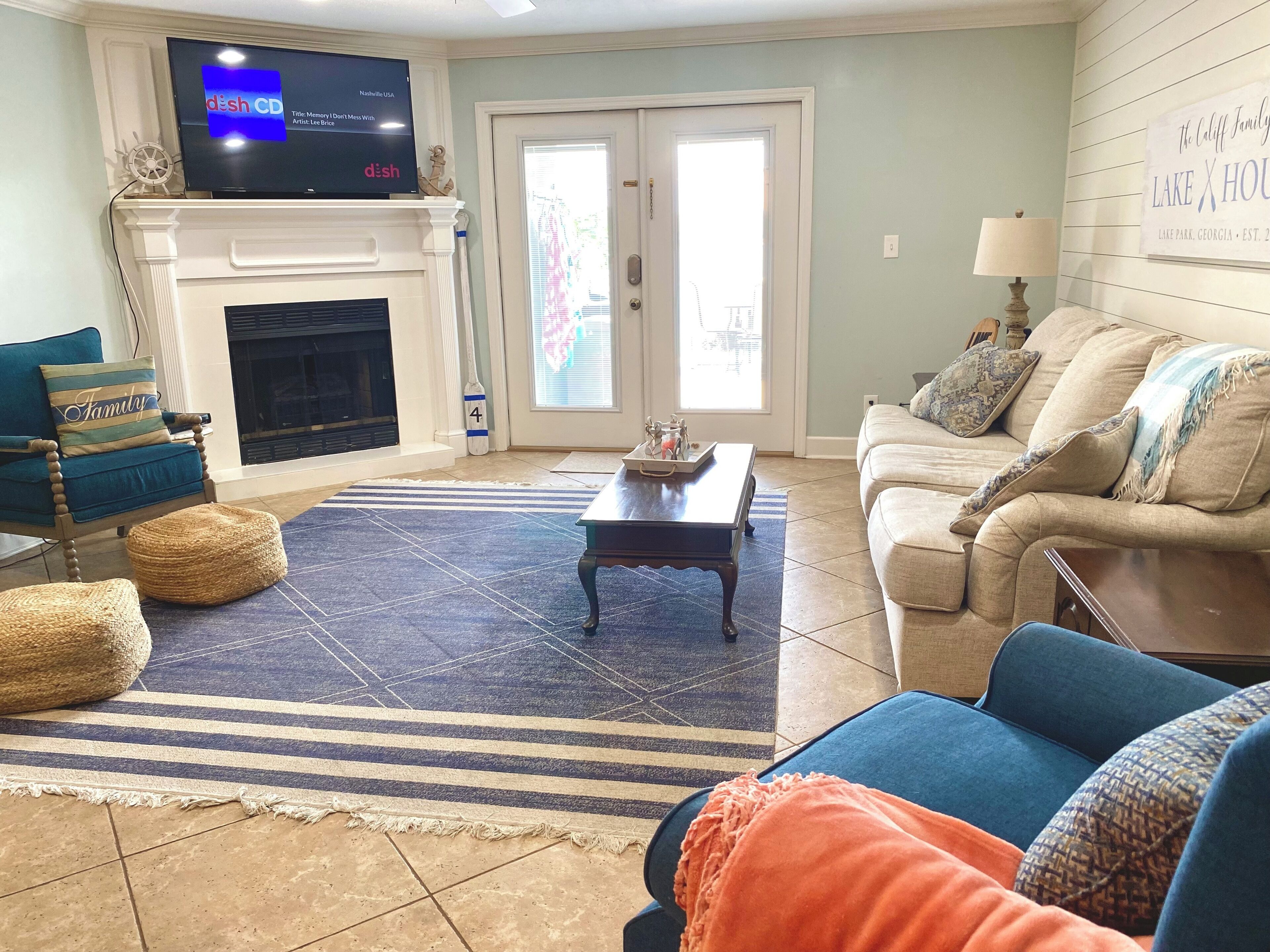Lakefront Condo w/ Pool!
