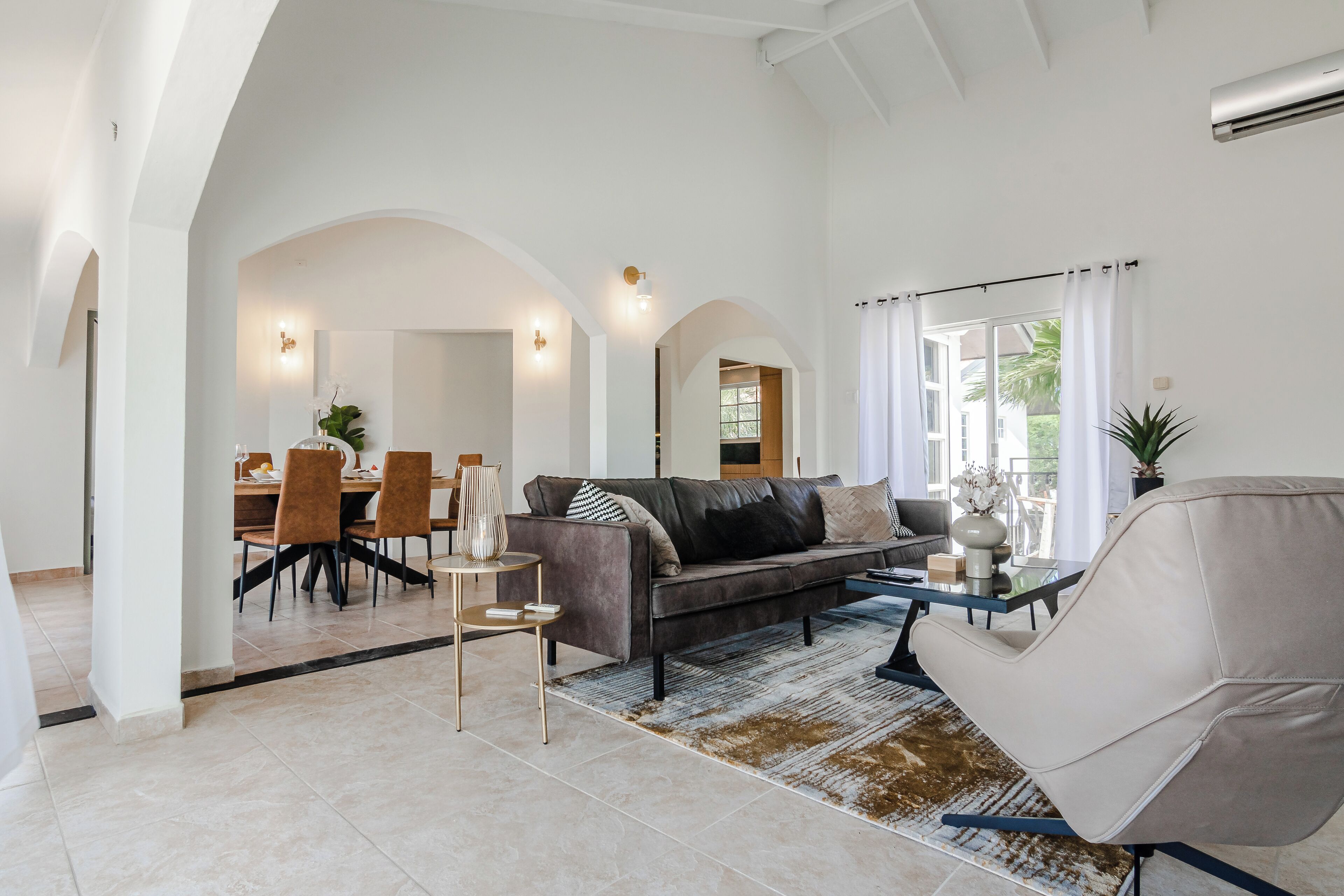 Televisión y oficina 