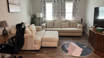 智能电视、书、电脑显示器