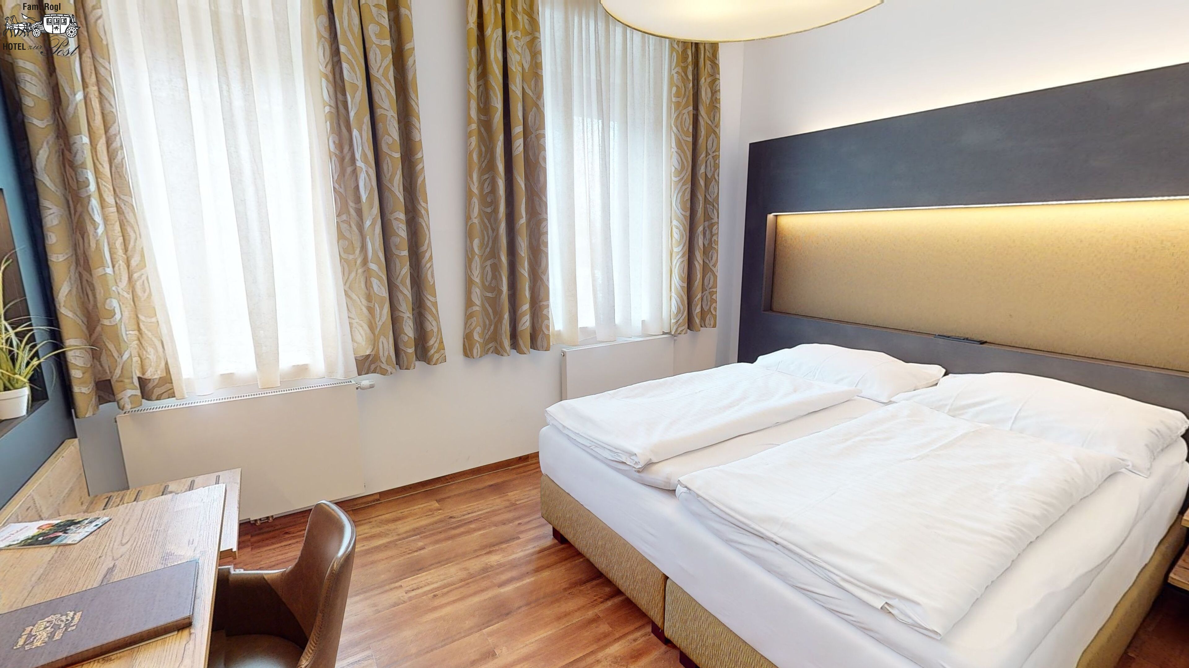 Ein Hotelzimmer mit einem Bett, einem Schreibtisch und einem Stuhl.