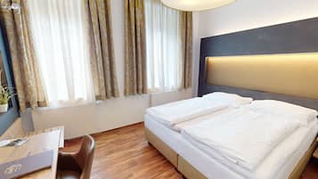 Ein Hotelzimmer mit einem Bett, einem Schreibtisch und einem Stuhl.