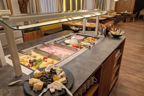 Frokostbuffé hver dag (EUR 13.9 per person)