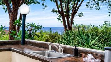 Condo, 1 King Bed (Kona Mansions#304) | Property grounds