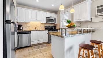 Condo, 1 King Bed (Kona Mansions#304) | Private kitchen