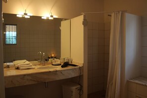 Dusche, Haartrockner, Bidet, Handtücher