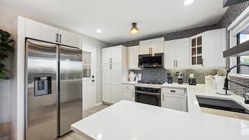 Refrigerador, microondas, horno y parrilla de estufa