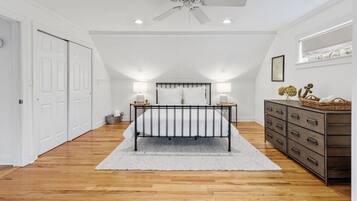 5 bedrooms, desk, iron/ironing board, WiFi