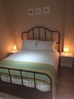 1 dormitori, escriptori, planxa i posts de planxar i wifi gratuïta