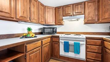 Condo, 2 Queen Beds (White Sands Village#121) | Private kitchen