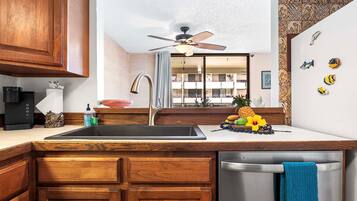 Condo, 2 Queen Beds (White Sands Village#121) | Private kitchen