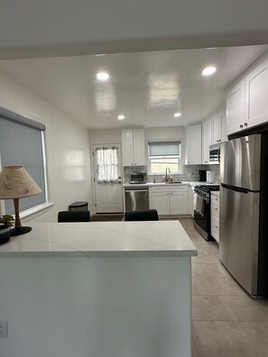 Geladeira, micro-ondas, fogão, cooktop