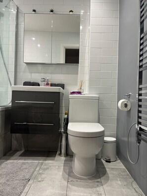 Een douche, een haardroger, handdoeken, zeep