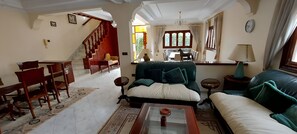 Fernseher, DVD-Player, Bücher, Musikbibliothek