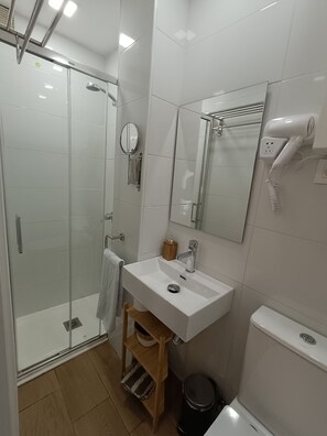 Dusj, hårføner, håndklær og såpe