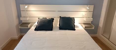 2 عدّة غرف نوم ومكواة/لوح كي وسرير سفر وواي فاي