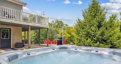 Trailblazer - hot tub, trail, game room, pets, wifi, fire pit, view, secluded