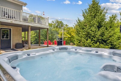 Trailblazer - hot tub, trail, game room, pets, wifi, fire pit, view, secluded