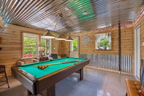 Games room - Trailblazer - hot tub, trail, game room, pets, wifi, fire pit, view, secluded (Berkeley Springs)