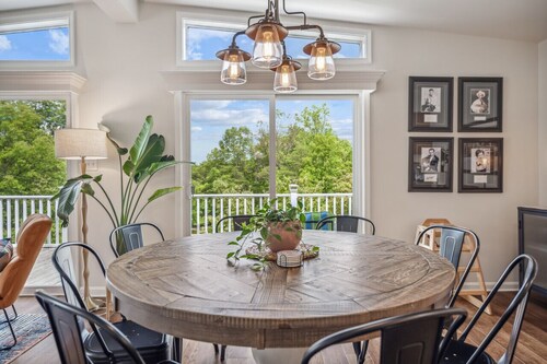 Trailblazer - hot tub, trail, game room, pets, wifi, fire pit, view, secluded