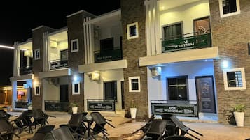 Deluxe Room, Balcony, City View | Balcony