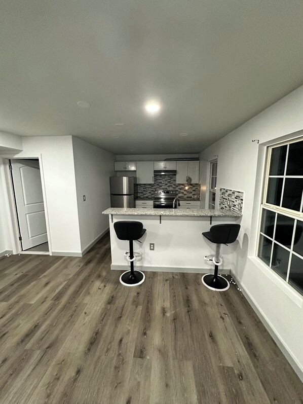 Réfrigérateur, four, plaque de cuisson, blender