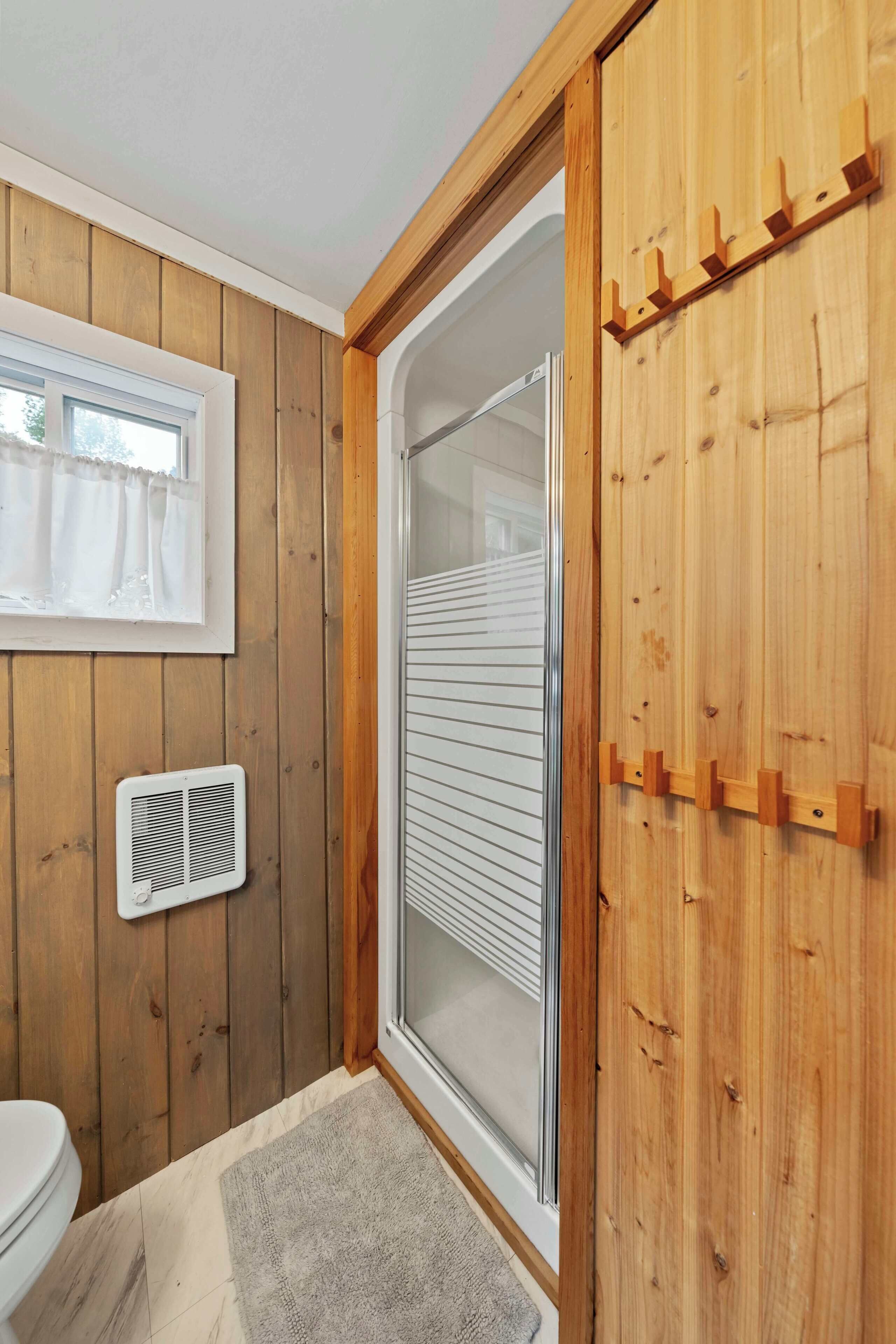 Regadera, toallas, jabón, papel de baño 