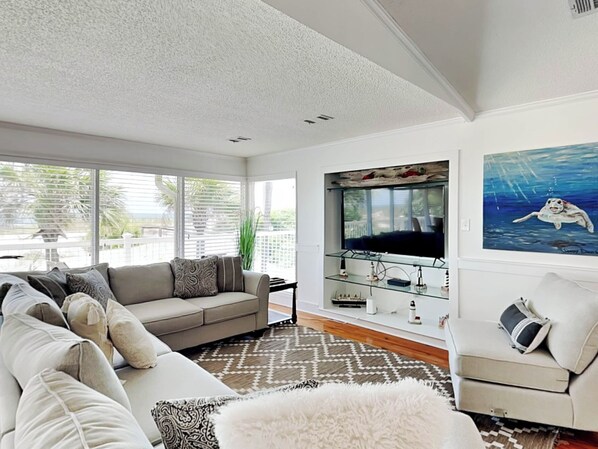 Condo, Berbilang Katil, Patio, Ocean View (Oceanside Unit A) | Ruang tamu | 42 inci televisyen skrin rata dengan digital 