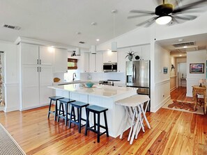 Condo, varias camas, patio, vista al océano (Oceanside Unit A) | Cocina privada | Refrigerador, microondas, horno y parrilla de estufa