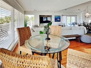 Condo, varias camas, patio, vista al océano (Oceanside Unit A) | Restaurantes