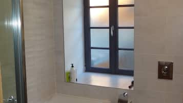 Douche, sèche-cheveux, serviettes fournies, savon