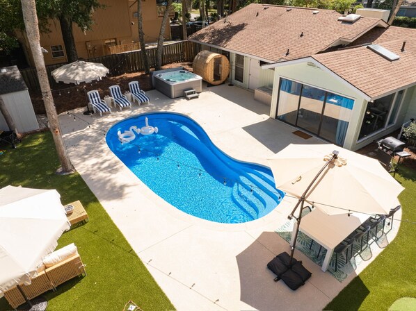 Pool - 400 Steps to beach: Pool Hot Tub Sauna Mini Putt Putt Pool Table Arcade Games (Hilton Head Island)