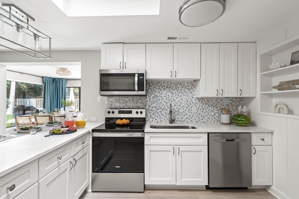 Een microgolfoven, een oven, een kookplaat, een vaatwasser