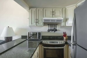 Fridge, oven, stovetop, coffee/tea maker