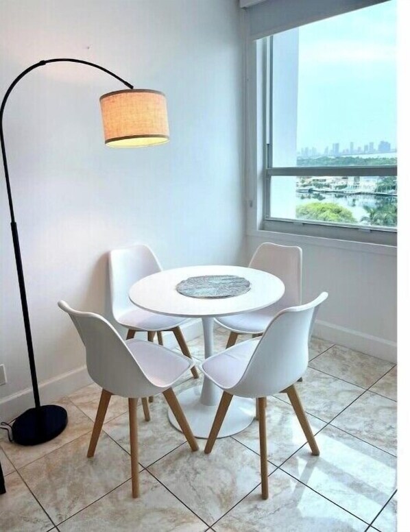Dining - Cute Studio Bay view! (Miami)
