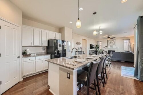 Family Retreat w/ Large Yard/ Fireplace/Gym between Castle Rock and Parker