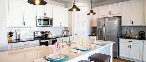 Refrigerador, microondas, horno, placa de cocina