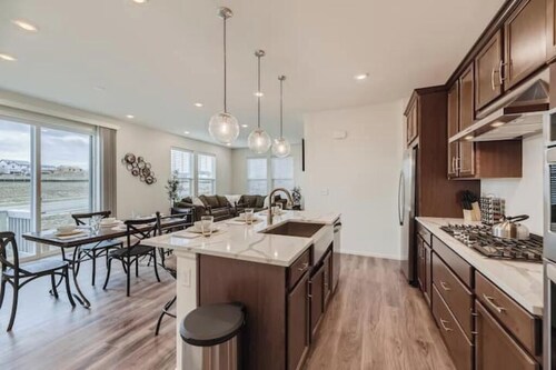 Spacious Cozy Retreat with Fireplace between Parker & Castle Rock