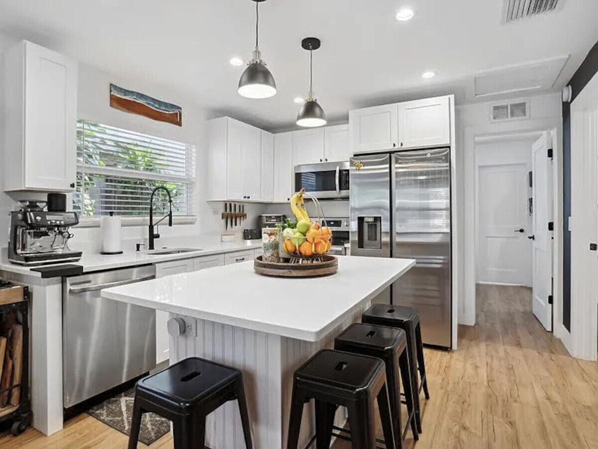 Kjøleskap, mikrobølgeovn, ovn og kokeplater