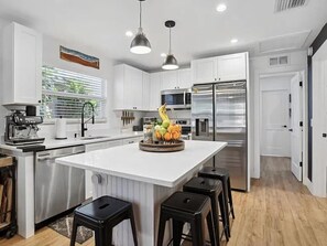 ثلاجة، ميكروويف، فرن، موقد طهي مسطح