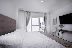 2 多间卧室、客房内保险箱、办公桌、熨斗/熨衣板