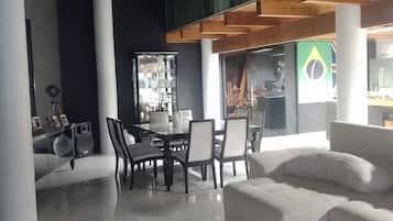 Geladeira grande, micro-ondas